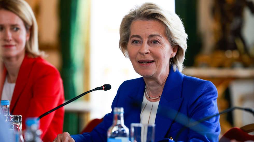 epa12116423 European Commission's Vice-President and High Representative of the Union for Foreign Affairs and Security Policy, Kaja Kallas (L) and European Commission President Ursula von der Leyen attend a plenary session during the UK-EU summit at the Lancaster House in London, Britain, 19 May 2025.  EPA/JASON ALDEN / POOL