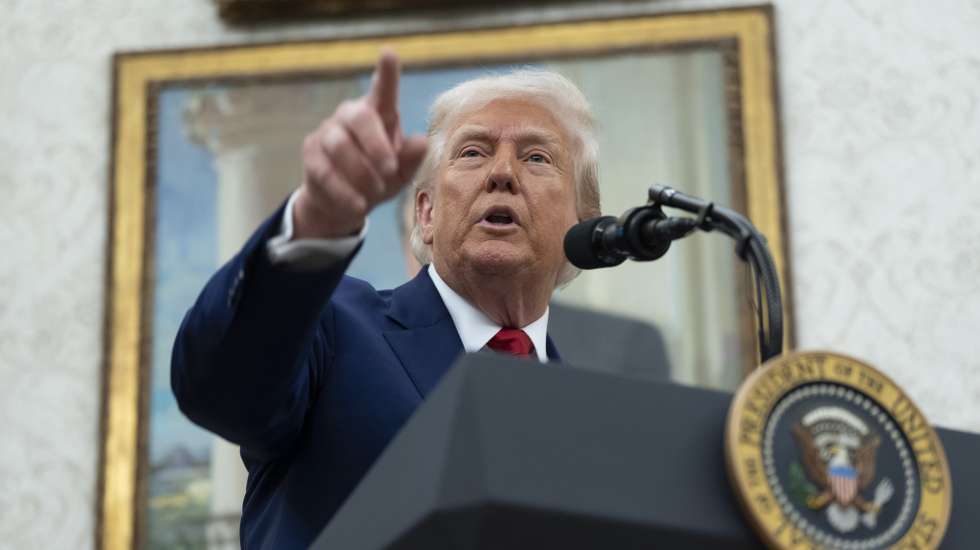 epa12141444 US President Donald Trump speaks at the swearing-in ceremony for Jeanine Pirro, as interim US Attorney for the District of Columbia, in the Oval Office at the White House in Washington, DC, USA, 28 May 2025.  EPA/Chris Kleponis - Pool via CNP / POOL