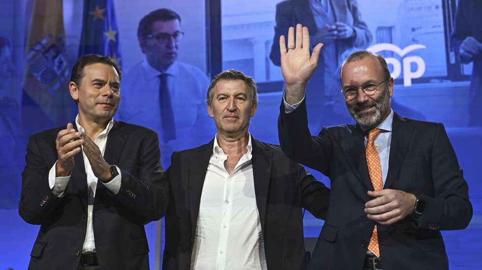 epa12217614 Leader of People's Party (PP) Alberto Nunez Feijoo (C), poses with European People's Party (EPP) Group leader Manfred Weber (R), and Portuguese Prime Minister, Luis Montenegro, during the PP Congress in Madrid, Spain, 05 July 2025. The PP party holds its 21st national congress from 04 to 06 July 2025 in Madrid.  EPA/FERNANDO VILLAR