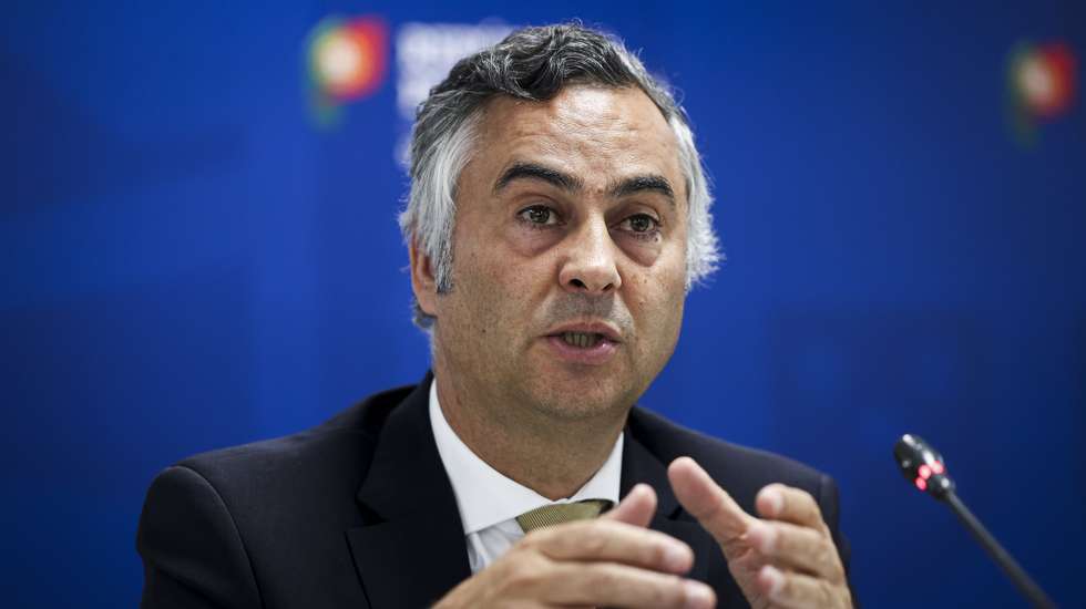 O ministro da Educação, Ciência e Inovação, Fernando Alexandre, durante a conferência de imprensa sobre as novas regras de utilização de smartphones em recintos escolares, revisão da disciplina de Cidadania e Desenvolvimento, projeto-piloto dos manuais digitais e aprendizagens essenciais, no Ministério da Educação em Lisboa, 08 de julho de 2025. FILIPE AMORIM/LUSA