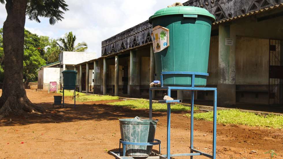 Baldes de água distribuídos pelo pátio de uma escola para a lavagem das mãos para prevenção da covid-19 no dia de abertura do ano letivo de 2022 em Maputo, Moçambique, 31 de janeiro de 2022. Decorreu hoje em Moçambique a abertura do ano letivo 2022. (ACOMPANHA TEXTO) LUÍSA NHANTUMBO/LUSA