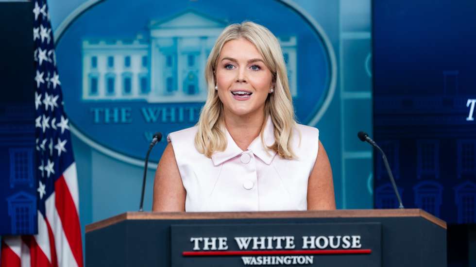 epa12256741 White House press secretary Karoline Leavitt speaks during a news conference in the James S. Brady Press Briefing Room of the White House in Washington, DC, USA, 23 July 2025. Tensions between the Trump administration and the judiciary flared on Tuesday when Attorney General Pam Bondi removed a US attorney for New Jersey that had been named by federal judges to replace the president’s choice.  EPA/ERIC LEE / POOL