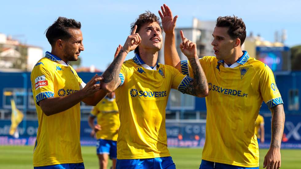 O jogador do Estoril Praia Ricard Sanchez (C) festeja um golo contra o AVS durante o jogo da Primeira Liga de Futebol, realizado no Estádio António Coimbra da Mota, no Estoril, Lisboa, 13 de setembro de 2025. MIGUEL A LOPES/LUSA