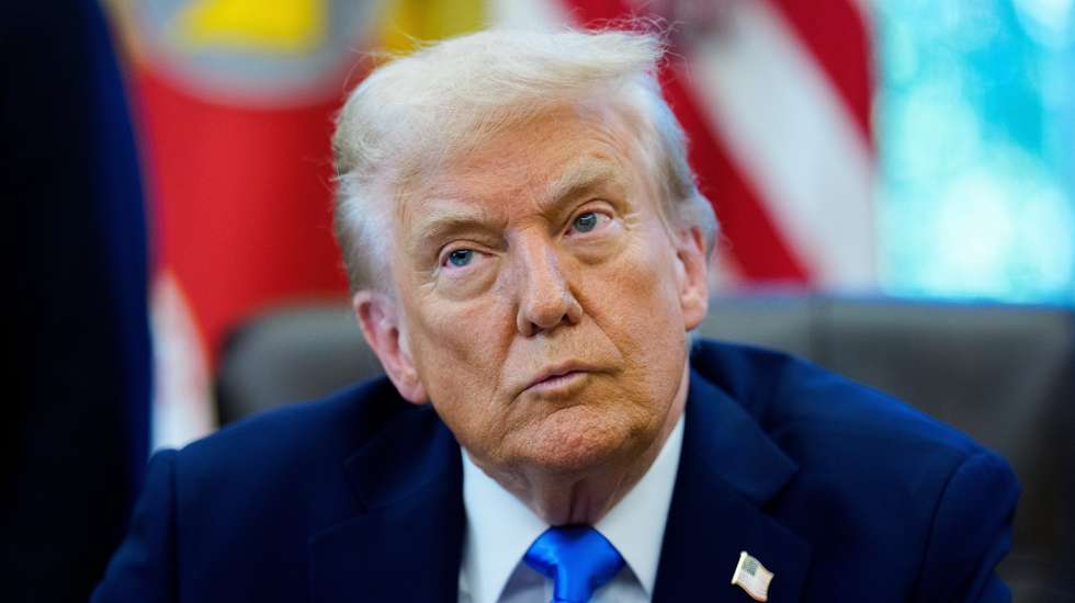 epa12391164 United States President Donald J Trump looks on to the media during an Executive Order signing which authorizes the new Trump Gold Card, a visa program to be overseen by the Secretary of Commerce 'that will facilitate the entry of aliens who have demonstrated their ability and desire to advance the interests of the United States by voluntarily providing a significant financial gift to the nation' in the Oval Office of the White House in Washington, DC, USA, 19 September 2025.  EPA/Aaron Schwartz / POOL