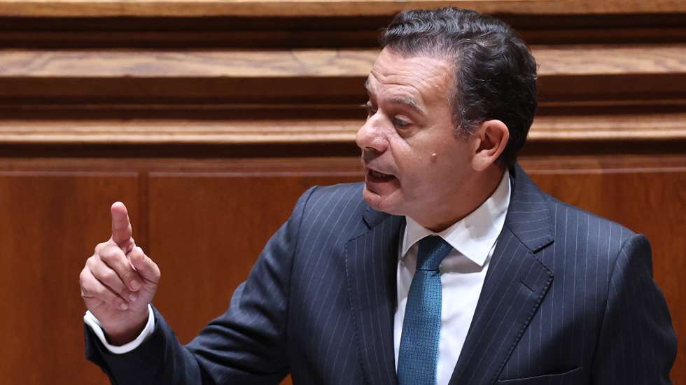 O primeiro-ministro, Luís Montenegro, intervém durante o debate quinzenal, na Assembleia da República, em Lisboa, 24 de setembro de 2025. O primeiro-ministro regressa hoje aos debates quinzenais no parlamento mais de sete meses depois da última discussão neste formato e a pouco mais de duas semanas da entrega do Orçamento do Estado para 2026. ANTÓNIO COTRIM/LUSA