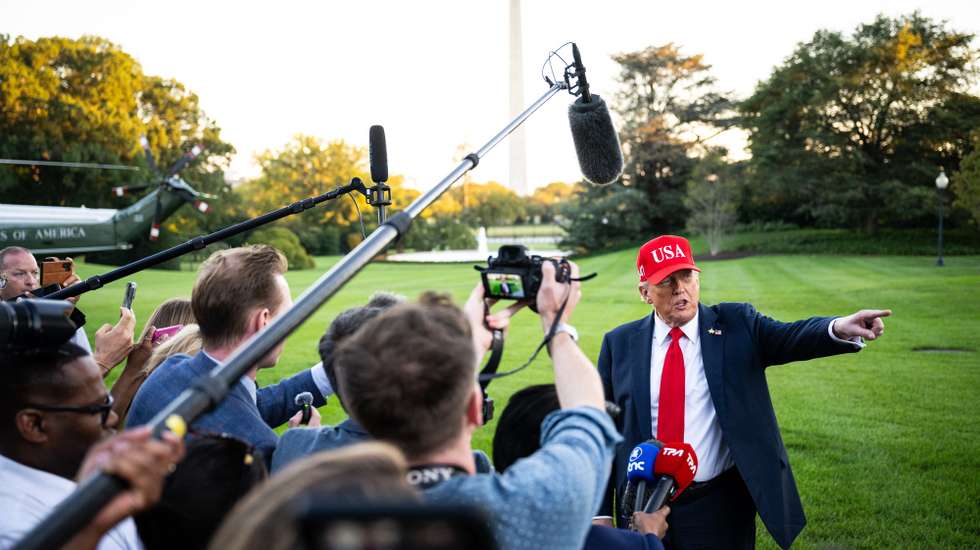 epa12433909 US President Donald Trump speaks to members of the media on the South Lawn of the White House after exiting Marine One in Washington, DC, USA, 05 October 2025. Unions representing hundreds of thousands of federal workers have asked a US judge to immediately prevent the Trump administration from carrying out mass firings during the government shutdown while they press a legal challenge.  EPA/GRAEME SLOAN / POOL