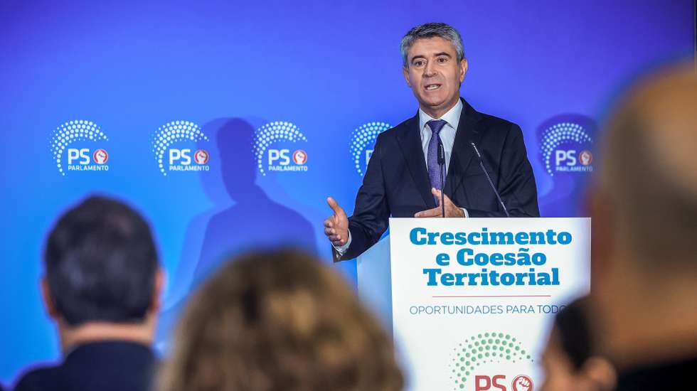 O secretário-geral do Partido Socialista (PS), José Luís Carneiro, discursa durante a sessão de encerramento das Jornadas Parlamentares do PS, em Penafiel, 21 de outubro de 2025. JOSÉ COELHO/LUSA