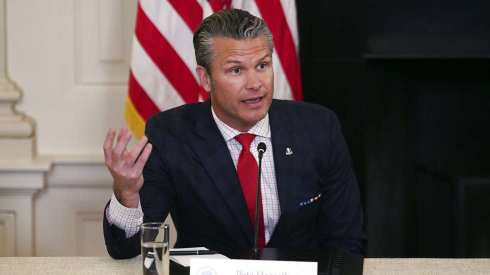 epa12477191 US Secretary of Defense Pete Hegseth speaks during a roundtable with the Homeland Security Task Force in the State Dining Room of the White House in Washington, DC, USA, 23 October 2025.  EPA/WILL OLIVER / POOL POOL
