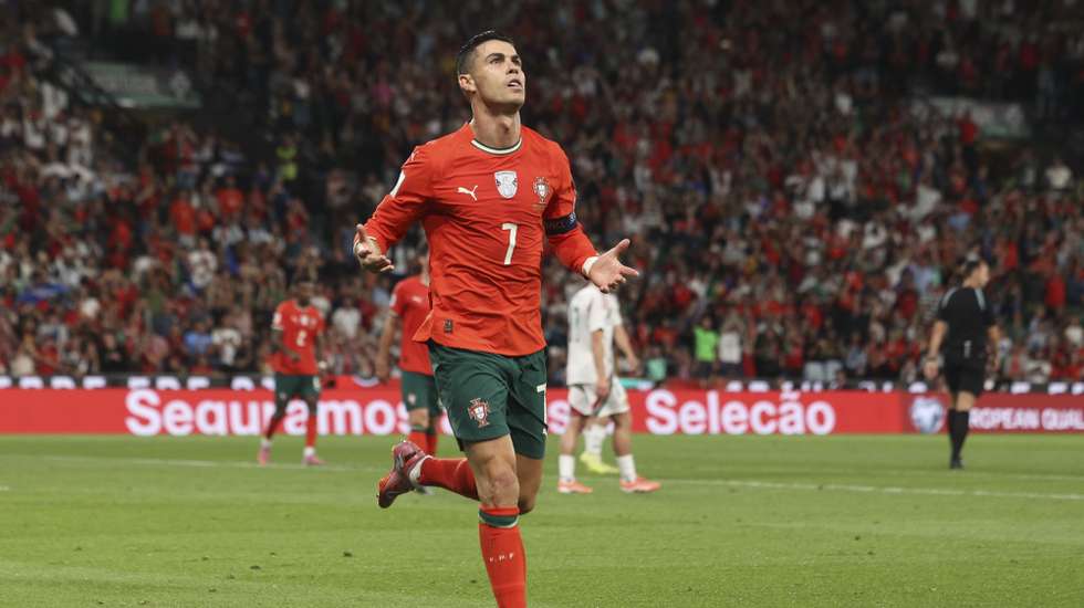 epa12454035 Portugal player Cristiano Ronaldo celebrates after scoring the second goal during the 2026 FIFA World Cup European Qualifiers soccer match between Portugal and Hungary at the Jose Alvalade stadium, in Lisbon, Portugal, 14 October 2025.  EPA/TIAGO PETINGA