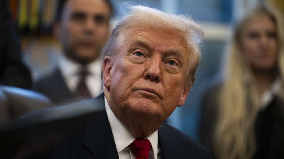 epa12517022 US President Donald Trump speaks to members of the media during a swearing in ceremony for Sergio Gor, the new US Ambassador to India, in the Oval Office at the White House in Washington, DC, USA, 10 November 2025.  EPA/GRAIG HUDSON / POOL