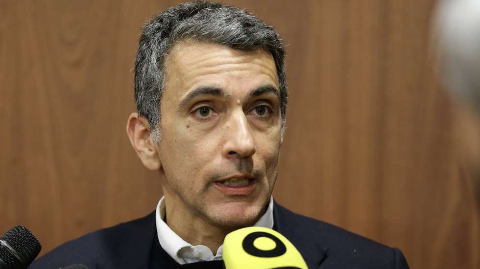 O presidente do Vitória SC de Guimarães, António Miguel Cardoso (C) reage após ser reeleito o final do jogo da 24ª jornada da I Liga de futebol, Vitória SC de Guimarães vs Casa Pia AC, realizado no Estádio D. Afonso Henriques, 1 Março 2025, MANUEL FERNANDO ARAUJO/LUSA