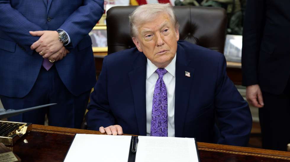 epa12586561 US President Donald J. Trump looks on during a signing ceremony on artificial intelligence in the Oval Office of the White House in Washington, DC, USA, 11 December 2025.  EPA/SHAWN THEW / POOL