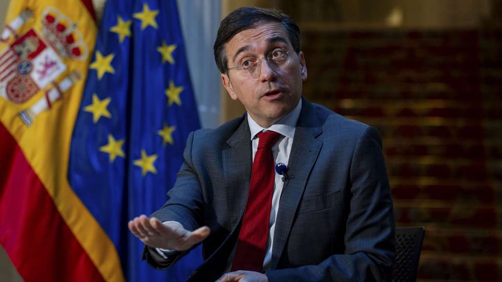 epa12640075 Spanish Foreign Minister Jose Manuel Albares speaks during an interview with EFE in Madrid, Spain, 09 January 2026 (issued 10 January 2026). During the interview, Albares said that Europe needs to develop its own defense industry in order to have independent deterrent capabilities without relying on third parties and even 'move towards a European army.'  EPA/DANIEL GONZALEZ