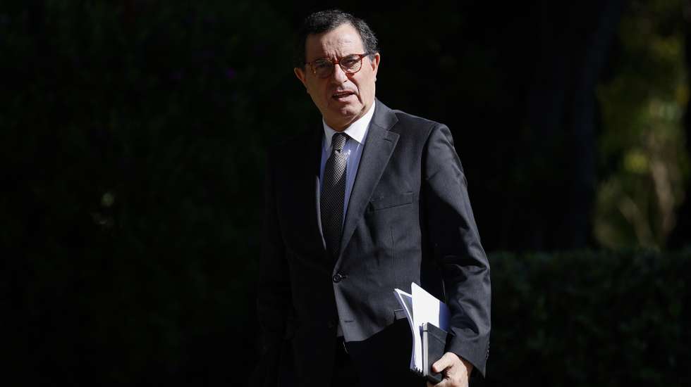 O ministro da Economia e da Coesão Territorial, Manuel Castro Almeida, à chegada para a reunião extraordinária do Conselho de Ministros no Palácio de São Bento, em Lisboa, 22 de abril de 2026. FILIPE AMORIM/LUSA
