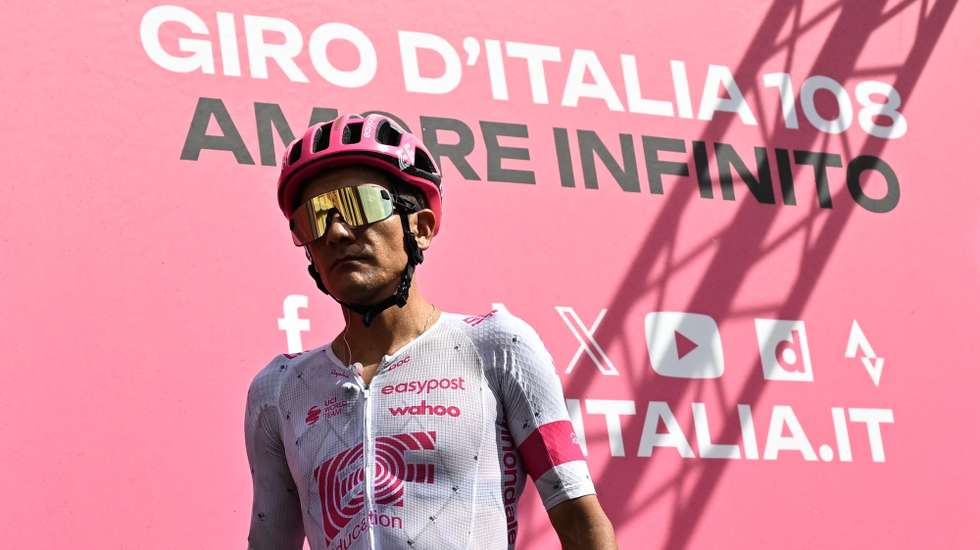 epa12146708 Ecuadorian rider Richard Carapaz of Education -Easypost team arrives at the start of 20th stage of the Giro d'Italia cycling race over 205 km from Verres to Sestriere, 31 May 2025.  EPA/LUCA ZENNARO