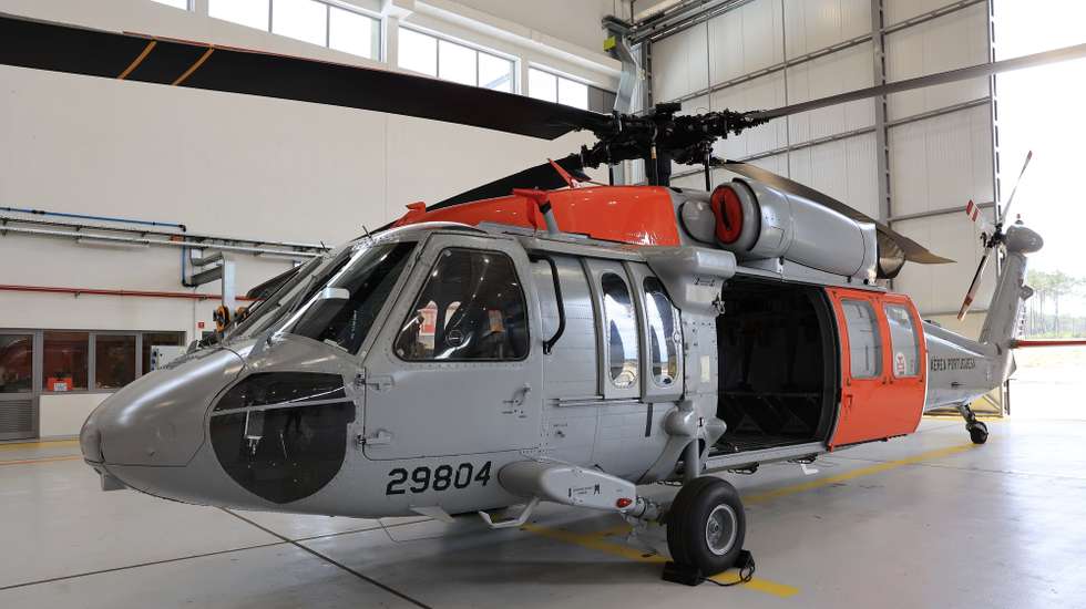 Apresentação do helicóptero Black Hawk UH-60 capaz de operar em missões diurnas e noturnas, dotado de um "'kit' de última geração" para emergência médica, na Base Aérea n.º 8, em Ovar, 10 de Julho de 2025. ESTELA SILVA/LUSA