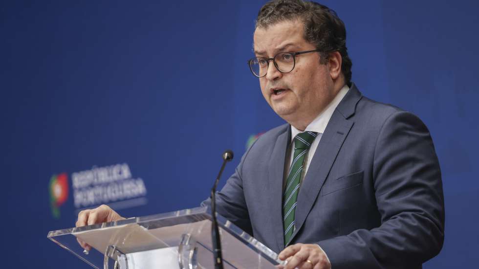 O ministro de Estado e Finanças, Joaquim Miranda Sarmento, intervém na conferência de imprensa na sequência da divulgação das Contas Nacionais Trimestrais relativas a 2025, pelo Instituto Nacional de Estatística (INE), no Ministério das Finanças, em Lisboa, 26 de março de 2026. MIGUEL A. LOPES/LUSA