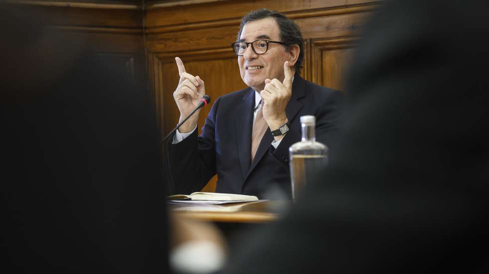 O ministro da Economia e da Coesão Territorial, Manuel Castro Almeida, intervém durante a sua audição na Comissão da Reforma do Estado e Poder Local, na Assembleia da República, em Lisboa, 27 de maio de 2026. ANTÓNIO PEDRO SANTOS/LUSA