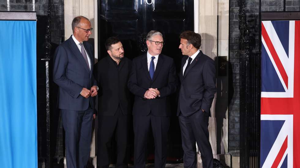 epa13023200 (L-R) German Chancellor Friedrich Merz, President of Ukraine Volodymyr Zelensky, Britain's Prime Minister Keir Starmer and French President Emmanuel Macron pose for a photograph outside 10 Downing Street in London, Britain, 07 June 2026. Starmer is hosting the Presidents of Ukraine and France and the Chancellor of Germany to discuss support for Ukraine.  EPA/NEIL HALL