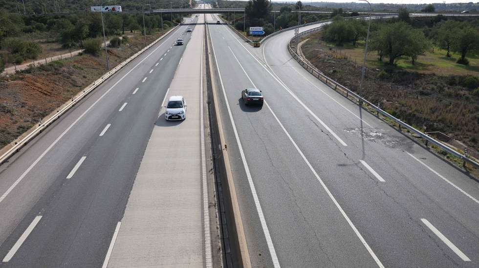 Via do Infante que a partir de dia 1 de janeiro de 2025 deixa de se fazer o pagamento de portagem naquela autoestrada. O parlamento aprovou, em maio, o projeto-lei do Partido Socialista para o fim das portagens em algumas antigas Scut, nomeadamente na A4; A13 e 13-1; A22; A23; A24; A25 e A28, Faro, 31 de dezembro de 2024. LUÍS FORRA/LUSA.