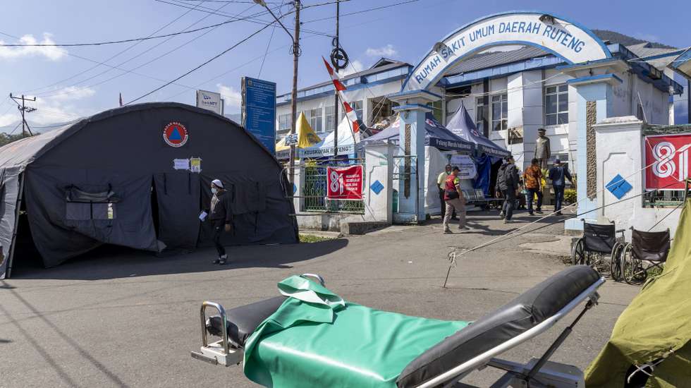 epa13178135 Patients receive treatment in a makeshift tent outside Ruteng Hospital following a magnitude 7.7 earthquake in Ruteng, East Nusa Tenggara province, Indonesia, 19 August 2026. According to the National Search and Rescue Agency of Indonesia (Basarnas), a magnitude 7.7 earthquake struck off the coast of East Nusa Tenggara province on 15 August 2026, killing at least 70 people.  EPA/MADE NAGI