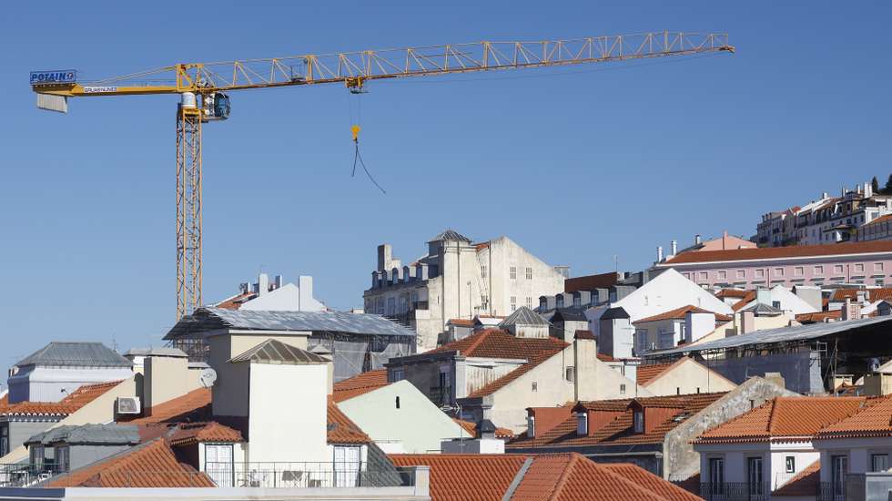 Visão geral de prédios da baixa pombalina, em Lisboa, 16 de fevereiro de 2025. Habitação. Arquitetura. Construção Civil. Gruas. ANTÓNIO PEDRO SANTOS/LUSA