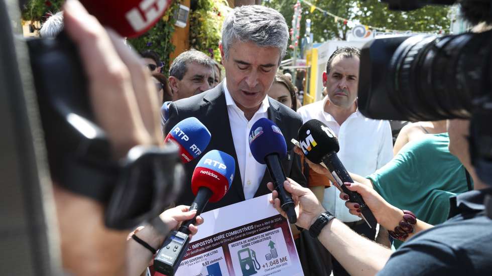 O secretário-geral do Partido Socialista (PS), José Luís Carneiro durante a visita à Feira de São Mateus, com um percurso pelo recinto e contacto com comerciantes e expositores, em Viseu, 6 de setembro de 2026. PAULO NOVAIS/LUSA