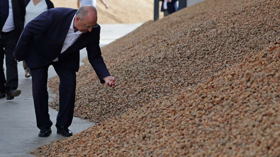 O ministro da Agricultura e Mar, José Manuel Fernandes, durante a visita na cerimónia de apresentação da fábrica de transformação de amêndoas da empresa Almiberia, em Beja, 30 de setembro de 2026. NUNO VEIGA/LUSA