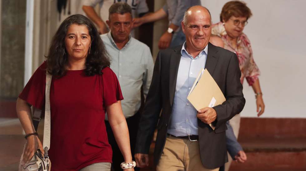 O secretário-geral do Partido Comunista Português (PCP), Paulo Raimundo, acompanhado pela líder parlamentar Paula Santos, no encerramento das Jornadas Parlamentares do partido, que decorreram entre 14 e 16 de junho, nos distritos de Leiria e Coimbra, Marinha Grande, 16 de junho de 2026. PAULO CUNHA/LUSA