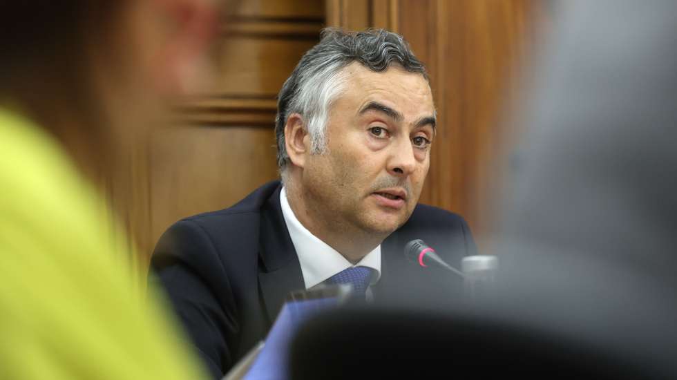 O ministro da Educação, Ciência e Inovação, Fernando Alexandre, intervém durante a sua audição na Comissão de Educação e Ciência, sobre os resultados de Portugal no PISA 2025; a inexistência, em tempo útil, de dados do ranking das escolas e resultados das provas MoDa; e sobre a falta de vagas nas escolas, na Assembleia da República, em Lisboa, 06 de outubro de 2026. ANTONIO PEDRO SANTOS/LUSA