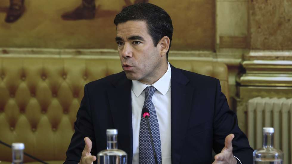 O ministro da Presidência, António Leitão Amaro, fala perante a Comissão de Assuntos Constitucionais, Direitos, Liberdades e Garantias, na Assembleia da República em Lisboa, 07 de outubro de 2026. TIAGO PETINGA/LUSA