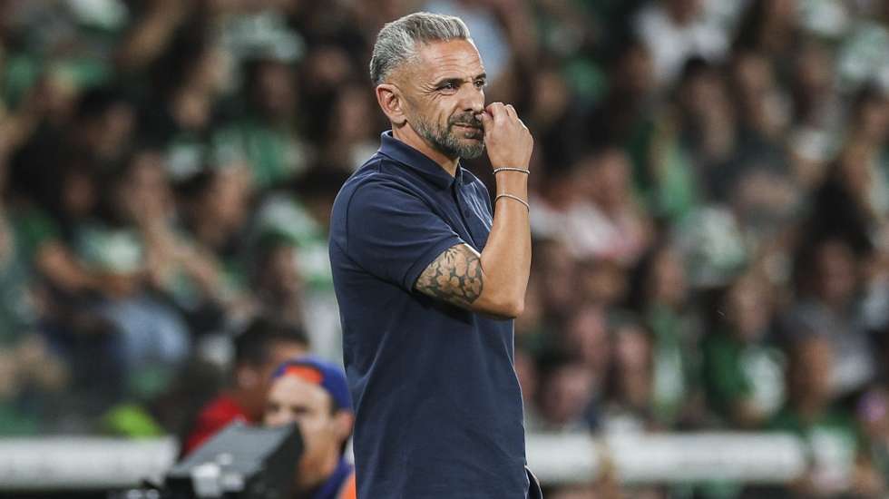 epa13250900 Sporting head coach Rui Borges during the Portuguese First League soccer match Sporting CP against FC Arouca, in Lisbon, Portugal, 19 September 2026.  EPA/MIGUEL A. LOPES