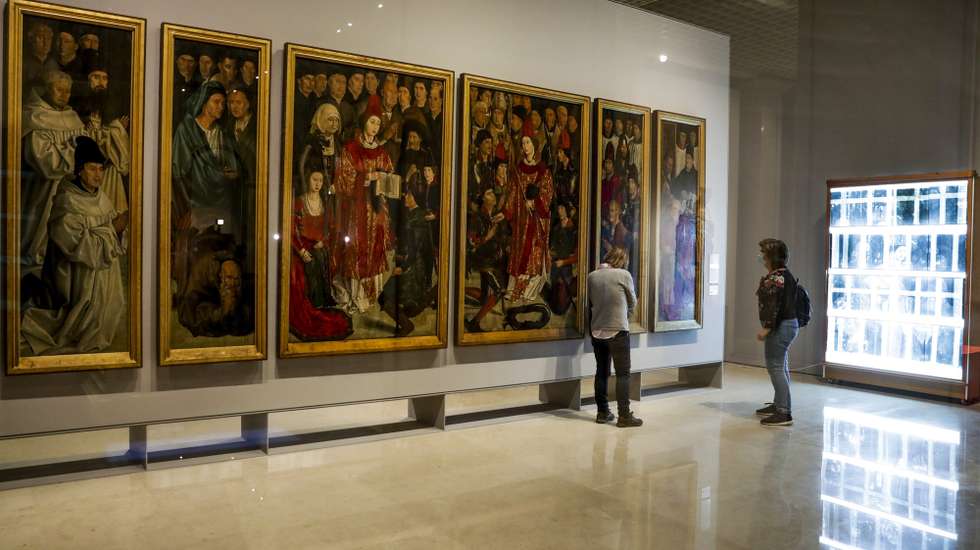 Técnicos de restauro observam o espaço de restauro dos "Painéis de São Vicente" no Museu Nacional de Arte Antiga, no Dia Internacional dos Museus em Lisboa, 18 de maio de 2020. TIAGO PETINGA/LUSA