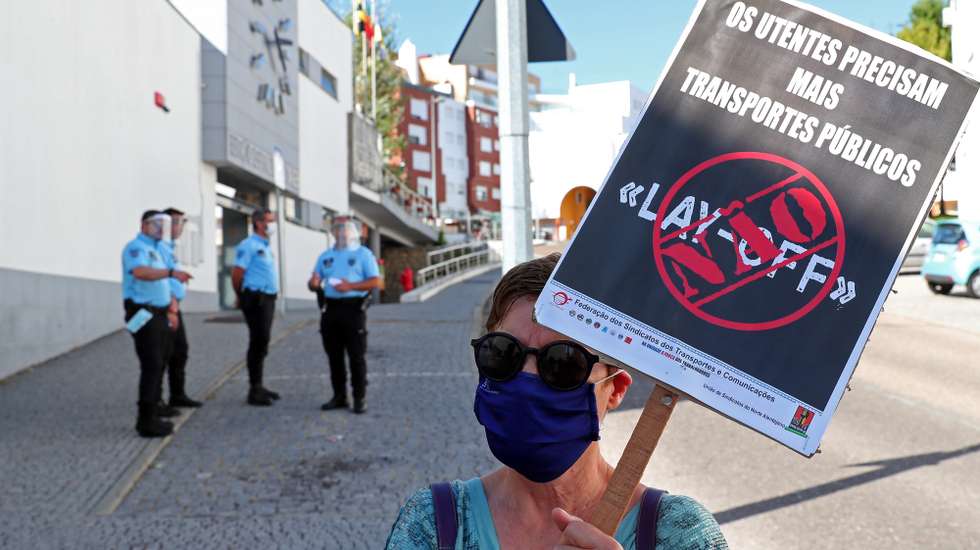 Elemento ligado aos sindicatos durante uma tribuna pública pelos direitos dos trabalhadores do setor rodoviário de passageiros, numa ação realizada frente à rodoviária de Portalegre, 24 de julho de 2020. A Federação dos Sindicatos de Transportes e Comunicações (FECTRANS), através dos seus sindicatos, intervém na defesa dos direitos dos trabalhadores do setor rodoviário de passageiros, nomeadamente pelo fim do “lay-off”, a reposição da totalidade dos seus salários e contra a falta de transportes na região. NUNO VEIGA/LUSA