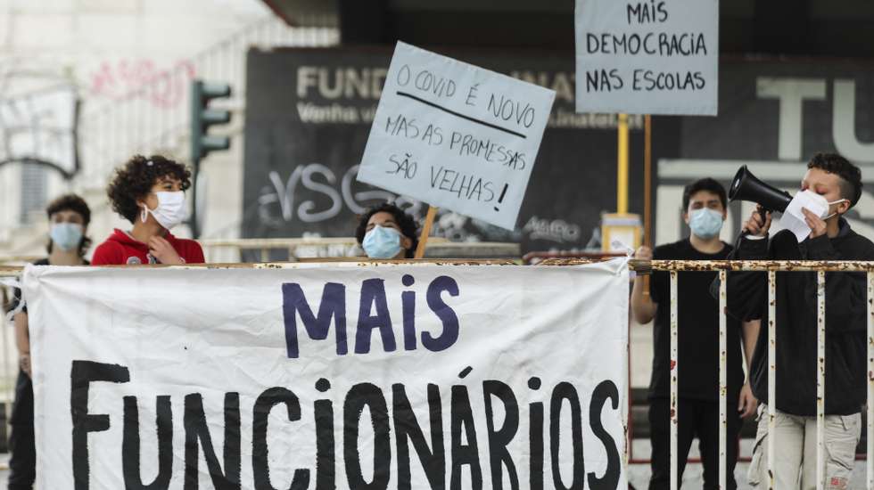 Alunos da Escola Artística António Arroio e da Escola Secundária de Camões participam num protesto contra a falta de condições nas escolas, que dizem agravada pela pandemia de covid-19, nomeadamente a falta de professores e funcionários nas escolas e a degradação das infraestruturas, esta tarde em frente ao Ministério da Educação em Lisboa, 29 de abril de 2021. MIGUEL A. LOPES/LUSA