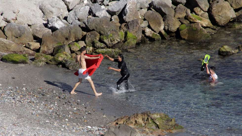 epa09206437 Some of Moroccan migrants goes out of the sea as they swim at the spike of Tarajal at the north of Morocco, to reach Ceuta, Spain, 17 May 2021.  EPA/REDUAN DRIS