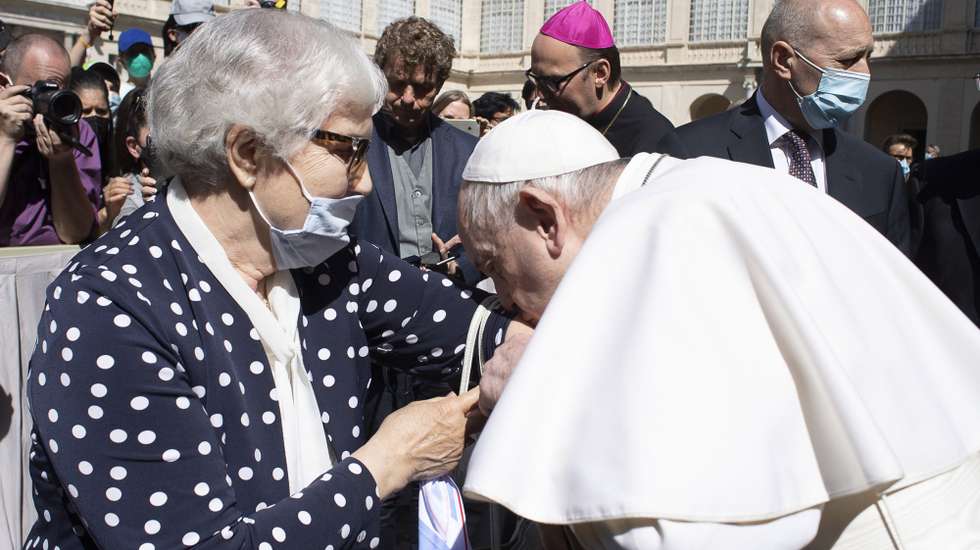 epa09229060 A handout picture provided by the Vatican Media shows Pope Francis kissing the number tattooed at the concentration camp on the arm of survivor Lidia Maksymowicz, in Vatican City, 26 May 2021. They exchanged a few words, embraced, then the Pontiff kissed the woman's arm with the number tattooed at the concentration camp.  EPA/VATICAN MEDIA HANDOUT  HANDOUT EDITORIAL USE ONLY/NO SALES