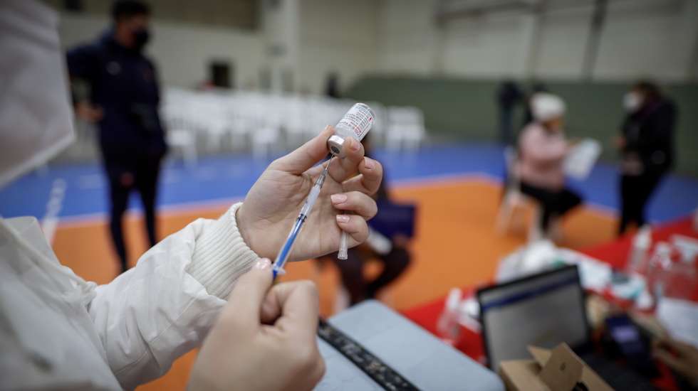 epa09286717 A doctor prepares a dose of the Moderna vaccine at the headquarters of the National Secretariat of Sports in Asuncion, Paraguay, 19 June 2021. The health ministry began to exclusively vaccinate pregnant women over 18 years of age and with 20 weeks of gestation on the so-called &#039;E Day&#039;, with the aim of reaching all Paraguayan women with these requirements. For the success of the initiative, the Ministry of Health has the support of associations of obstetricians, medical students or football clubs such as Cerro Porteno, which mobilized their fans to collaborate in the initiative by facilitating transportation to vaccinations sites.  EPA/Nathalia Aguilar