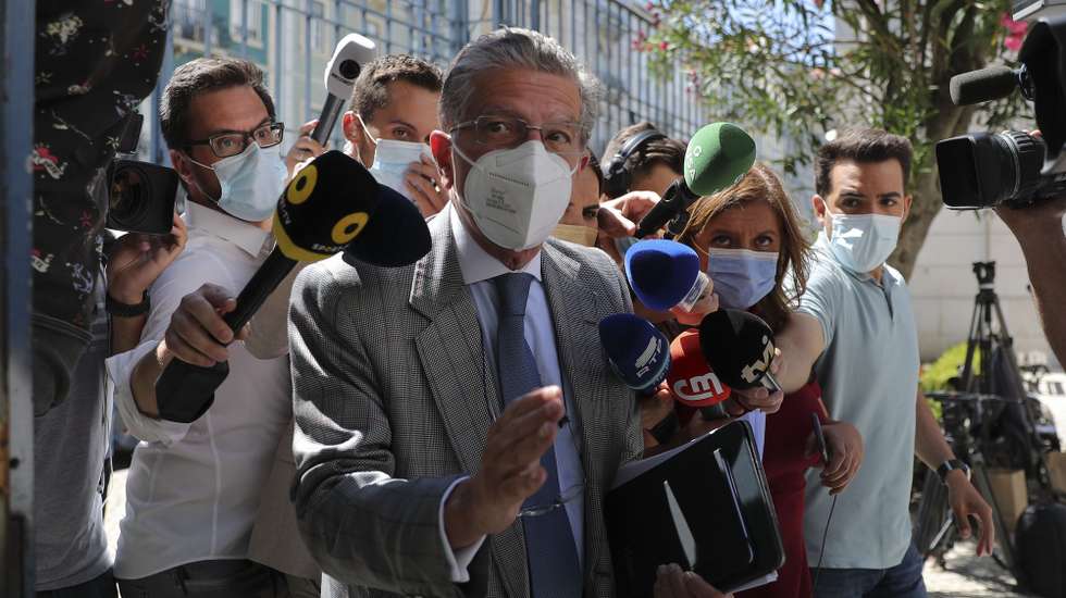 Magalhães e Silva, Advogado de Luis Filipe Vieira, à chegada ao Tribunal Central de Instrução Criminal onde o arguido vai ser ouvido no primeiro interrogatório judicial após a sua detenção na operação "Cartão Vermelho" na quarta-feira, no âmbito de uma investigação sobre alegados crimes de burla, fraude fiscal e branqueamento de capitais, em Lisboa, Portugal, 08 de Julho de 2021. Luis Filipe Vieira é uma das quatro pessoas detidas, que, segundo o Departamento Central de Investigação e Acusação (DCIAP), são suspeitas de estarem envolvidas em "negócios e financiamentos num montante total superior a 100 milhões de euros, o que pode ter implicado elevadas perdas para o Estado e para algumas das empresas". MIGUEL A. LOPES/LUSA