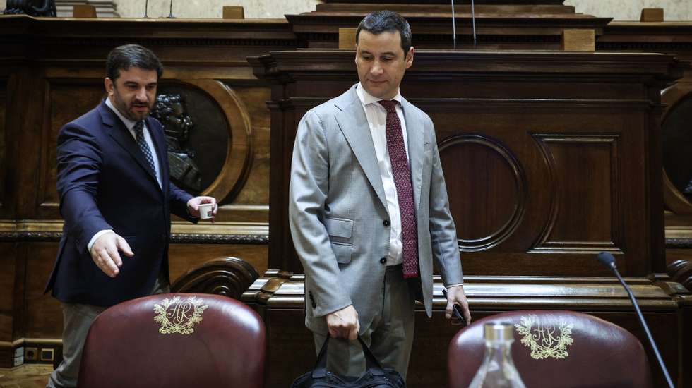 O ministro das Infraestruturas, João Galamba (D), ladeado por Tiago Brandão Rodrigues durante a audição na Comissão de Economia, Obras Públicas, Planeamento e Habitação, na Assembleia da República, em Lisboa, 07 março 2023.  ANDRÉ KOSTERS/LUSA