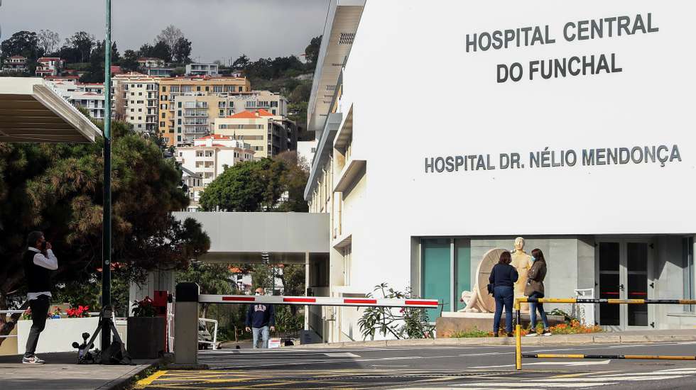 Fachada do Hospital Nélio Mendonça, que hoje recebeu a visita do presidente do Governo Regional da Madeira, para ver a nova unidade de internamento covid-19 da instituição hospitalar, no Funchal, 28 de janeiro de 2021. HOMEM DE GOUVEIA/LUSA