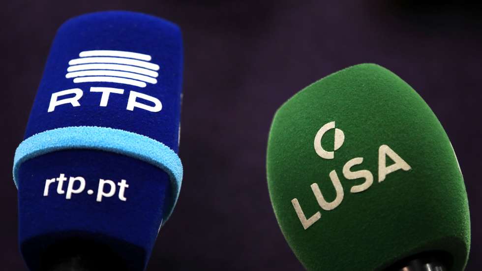 Microfones da RTP e Lusa