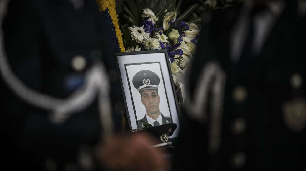 Fotografia do agente da PSP, Fábio Guerra, na viatura fúnebre que fez uma paragem na sede do Comando da PSP de Lisboa, em Moscavide, onde foi feita guarda de honra e um minuto de silêncio em memória do agente que morreu na sequência de agressões à porta de uma discoteca de Lisboa, 23 de março de 2022. ANDRÉ KOSTERS/LUSA