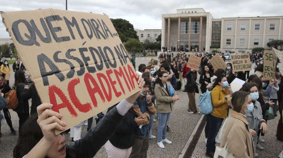 Manifestação junto à Reitoria da Universidade de Lisboa "Contra o Assédio nas Universidades", convocada pelo Movimento contra o Assédio no Meio Académico, cujo objetivo é a consciencialização dos estudantes e da restante comunidade académica, a recolha de informação real e atual, promoção do um debate apelativo a uma postura reivindicativa dos estudantes e a apresentação de propostas de combate ao assédio nas universidades, a apresentar às instituições, Lisboa, 07 de abril de 2022.  MANUEL DE ALMEIDA/LUSA