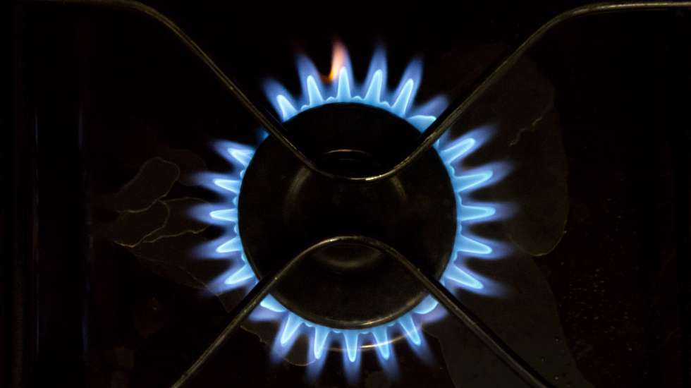 epa09712529 Gas is burning on a gas stove in a house in Chisinau, Moldova, 27 January 2022. Moldova faces an energy crisis with gas prices rising to 646 US dollar per cubic meter.  EPA/DUMITRU DORU