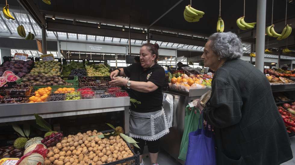 Comerciantes e populares na abertura do Mercado do Bolhão depois de quatro anos de obras de requalificação, Porto, 15 de setembro de 2022.   JOSÉ COELHO/LUSA