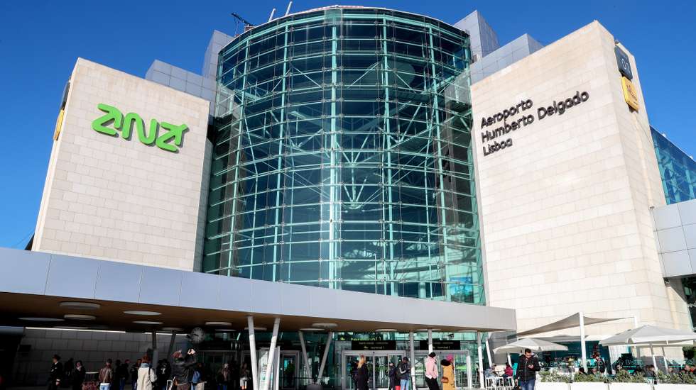 Passageiros à entrada do Aeroporto Humberto Delgado, Lisboa, 21 de janeiro de 2020. Elementos da PSP e da GNR realizam hoje protestos em simultâneo em Braga, Lisboa e Faro, numa ação convocada pelos sindicatos, enquanto o Movimento Zero (M0) inicia uma vigília nos aeroportos portugueses.  JOÃO RELVAS/LUSA