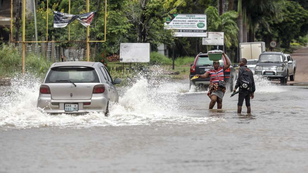 Populares e veículos passam por uma área inundada após chuvas desde 07 de Fevereiro em Maputo, Moçambique, 10 de fevereiro de 2023. A chuva intensa que cai na região de Maputo desde quarta-feira já afetou cerca de 14.000 pessoas e desalojou 180 famílias, de acordo com um balanço oficial divulgado hoje pelas autoridades, que mantêm em quatro o número de óbitos. LUÍSA NHANTUMBO/LUSA