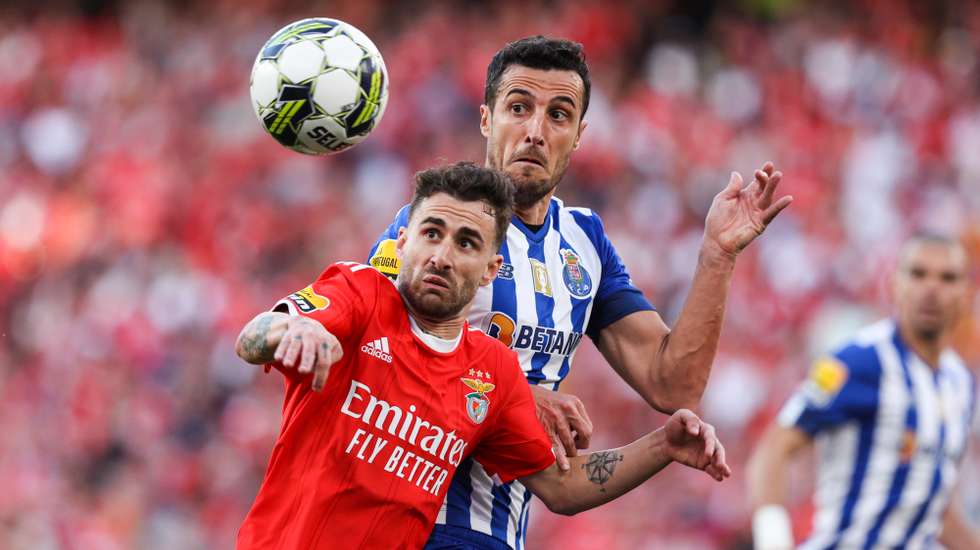 Os encarnados recebem o Santa Clara e o FC Porto o V. Guimarães na última jornada da Liga