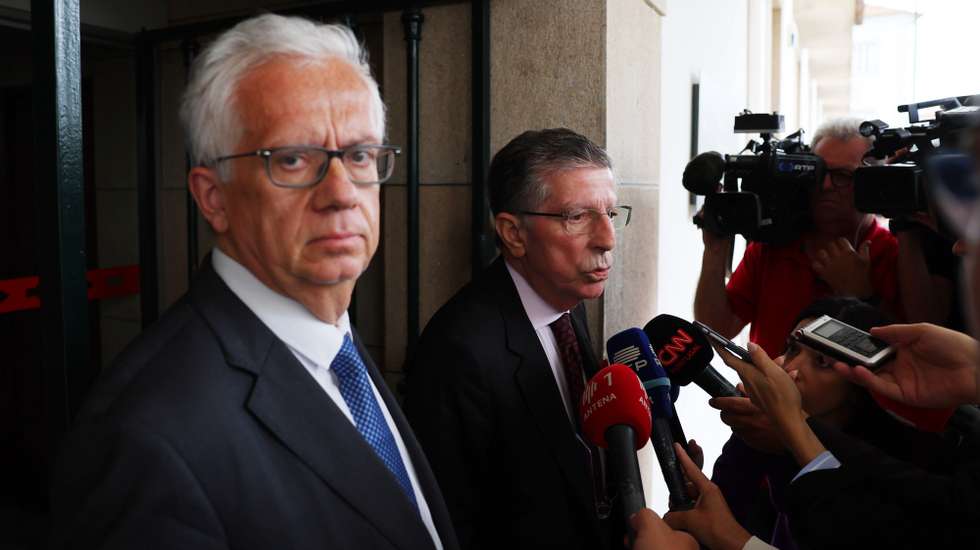 O ex-ministro da Administração Interna, Eduardo Cabrita (E), aguarda enquanto o seu advogado, Magalhães e Silva, presta declarações aos jornalistas, à saida do Tribunal Judicial de Évora onde hoje foi interrogado como arguido na instrução do processo do atropelamento mortal na A6, juntamente com outros envolvidos no acidente. Em 18 de junho de 2021, Nuno Santos, funcionário de uma empresa que realizava trabalhos de manutenção na A6, foi atropelado mortalmente pelo automóvel em que seguia o então ministro da Administração Interna, Eduardo Cabrita, no concelho de Évora.
Évora, 09 de junho de 2023. NUNO VEIGA/LUSA